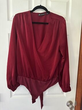 4/$20🙈New York & Company Red Long Sleeve Satin feel Bodysuit